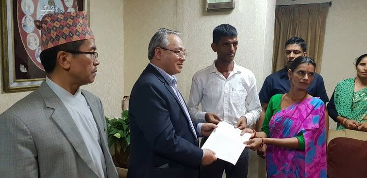 निर्मलाका बाबुआमाबाट ज्ञापनपत्र बुझ्दै गृहमन्त्रीले भने, 'अनुसन्धान दोषी नजिक पुगिसकेको छ'