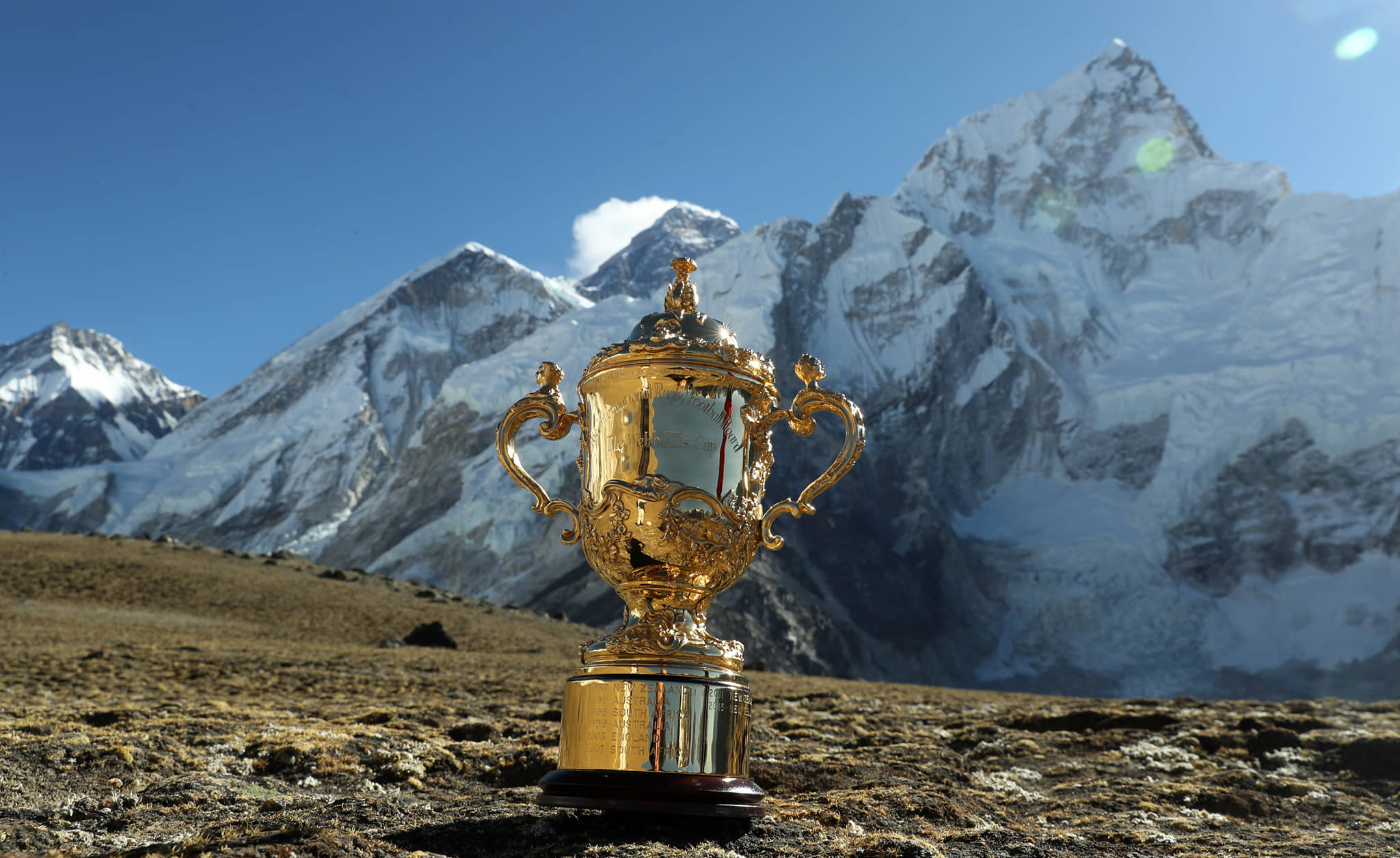 विश्वको सर्वोच्च शिखर सगरमाथाको काखमा रग्बी विश्वकपको ट्रफी