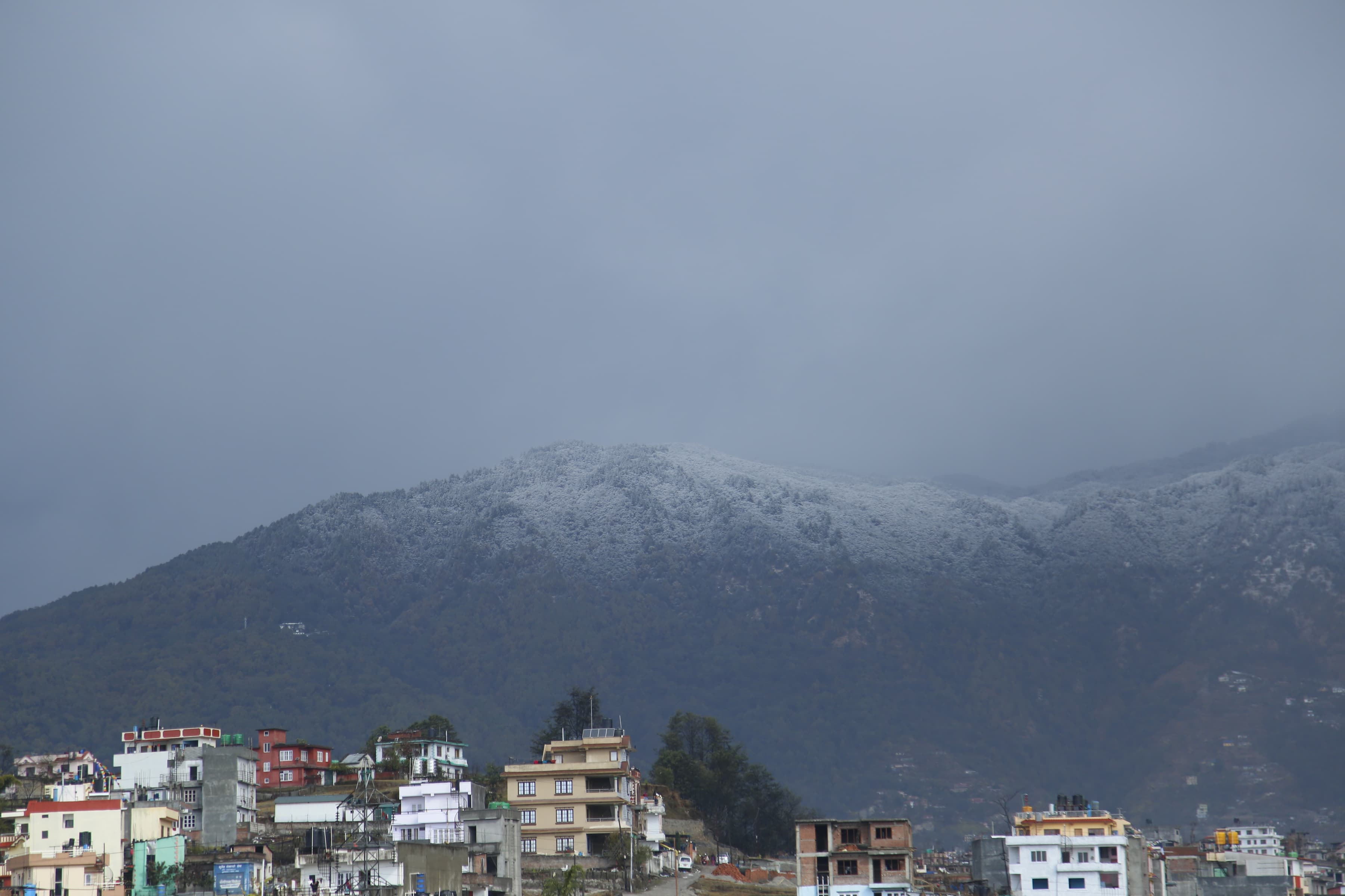 उपत्यकाका पहाडमा हिमपातः आइतबारदेखि मौसममा सुधार हुने