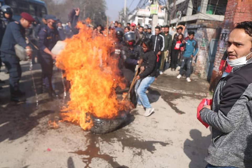सीकेसँगको सहमतिले देशको अखण्डतामाथि प्रहार गरेको भन्दै नेविसंघ सडकमा, 'केपी ओली राजा बन्न खोजे'