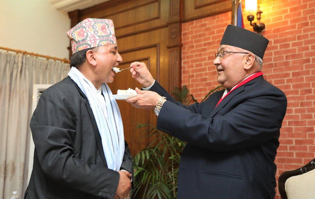 क्याबिनेट बैठकमा उपप्रधानमन्त्री पोखरेललाई प्रधानमन्त्री ओलीले खुवाए केक