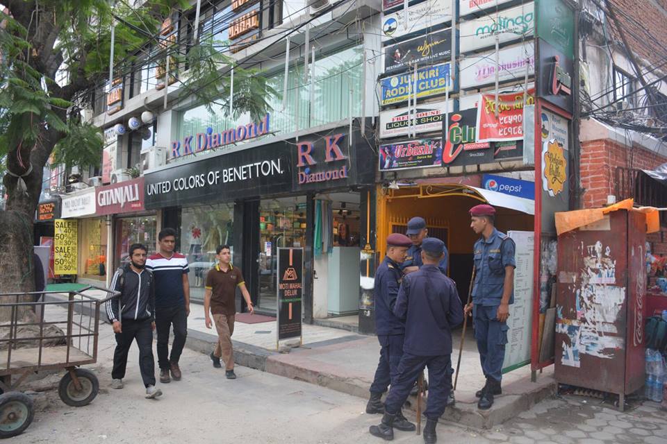 सुन तस्करी प्रकरण : आरके ज्वेलर्समा प्रहरीको छापा