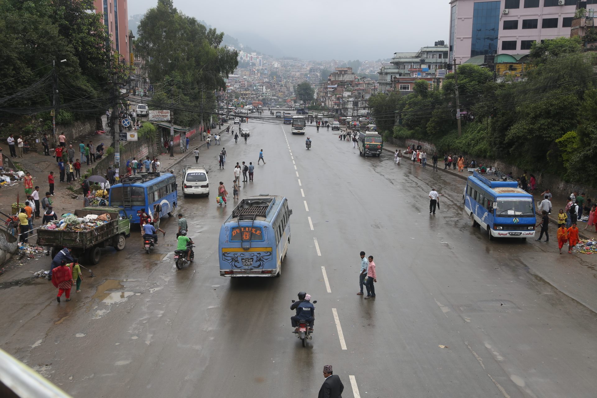 काठमाडौंमा ट्याक्सी, चितवन र तनहुँमा ट्रकमाथि आगजनी, बन्दको सास्ती कायमै