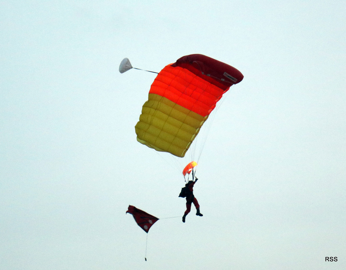 सेनाको प्याराट्रुपलाई हावाले हुत्याउँदा बाहिरै ल्यान्डिङ, भएन कुनै क्षति
