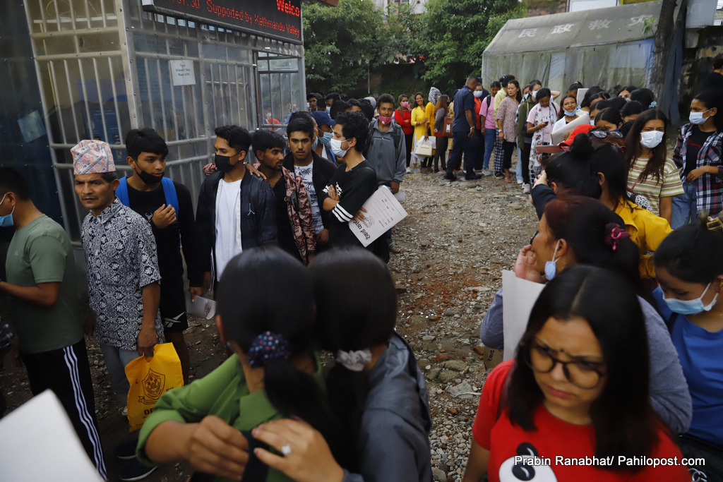 म्यादी प्रहरीमा युवाको आकर्षण : आवेदन दिन बिहानैदेखि प्रहरी कार्यालयमा लाइन