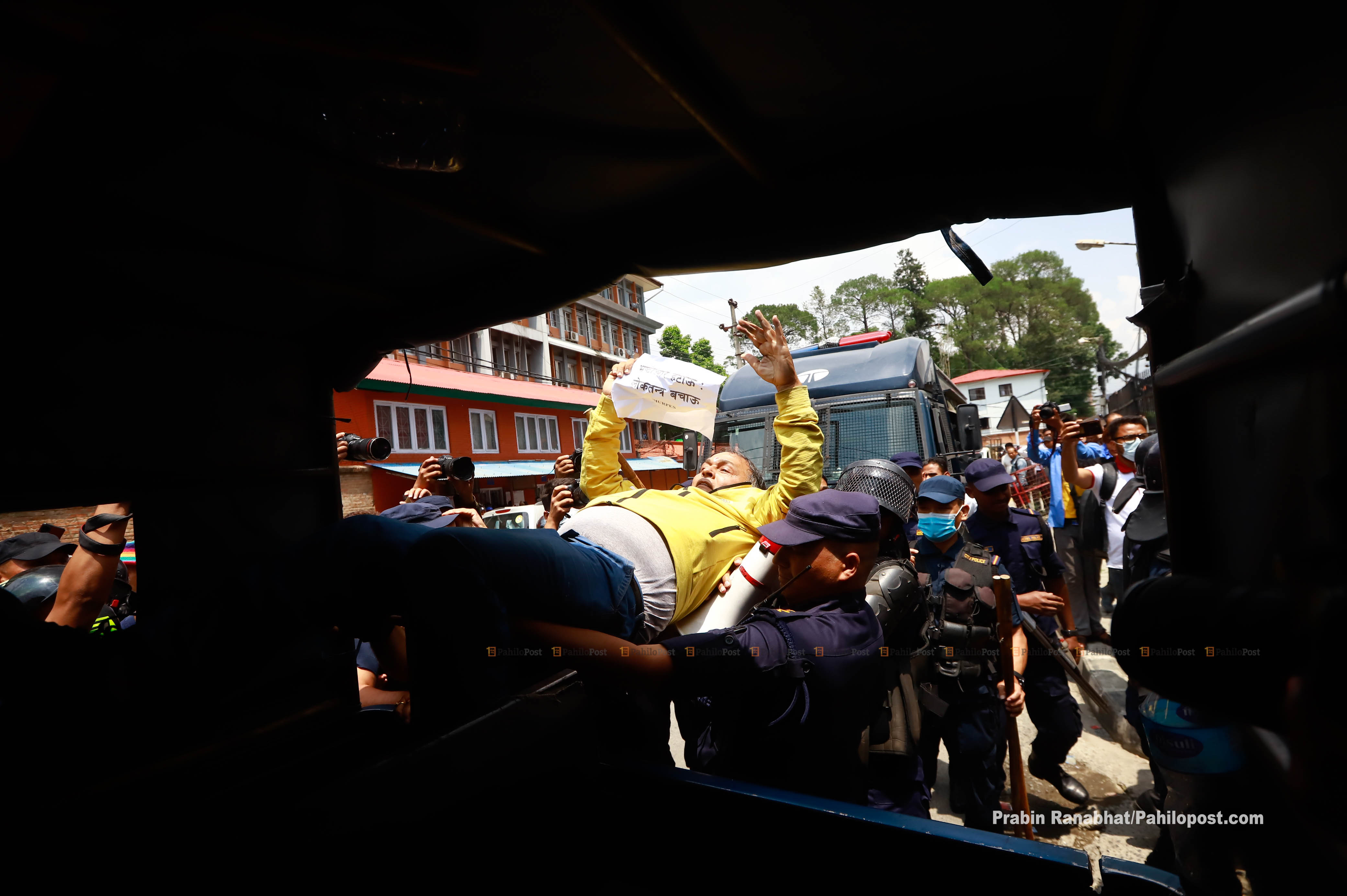 'शीर्ष नेता भ्रष्ट छन्, नेपाली जनता त्रस्त छन्' सिंहदरबारअगाडि नारा घन्किएपछि प्रहरी यसरी उत्रियो धरपकडमा