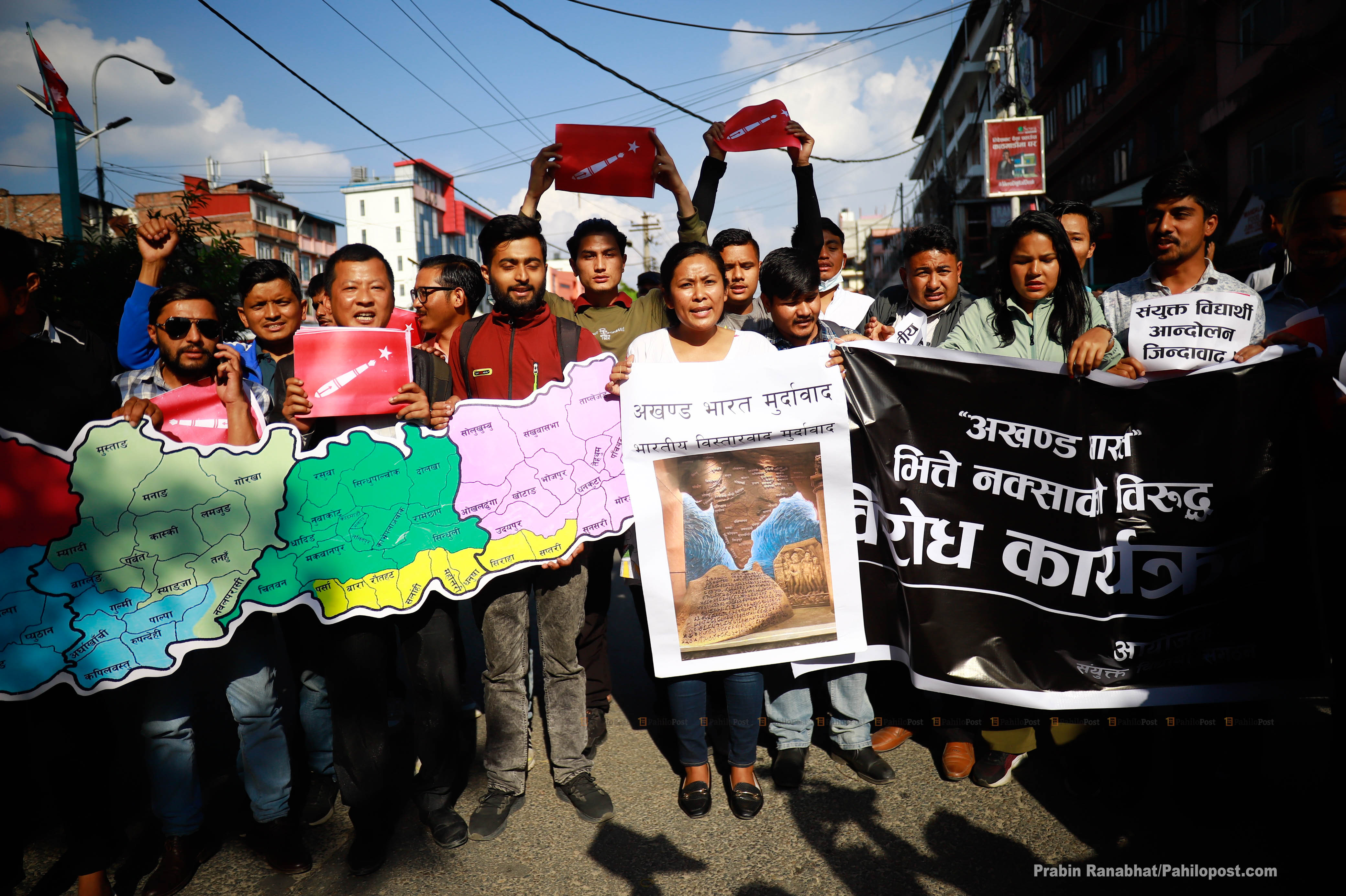 प्रचण्ड दिल्लीको सत्कारमा रहँदा संयुक्त विद्यार्थी संगठनले जलाए अखण्ड भारतको नक्सा