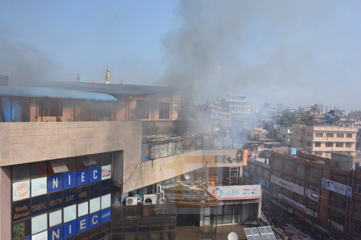 पुतलीसडकस्थित सेयर मार्केट कम्प्लेक्सको आगलागी नियन्त्रणमा