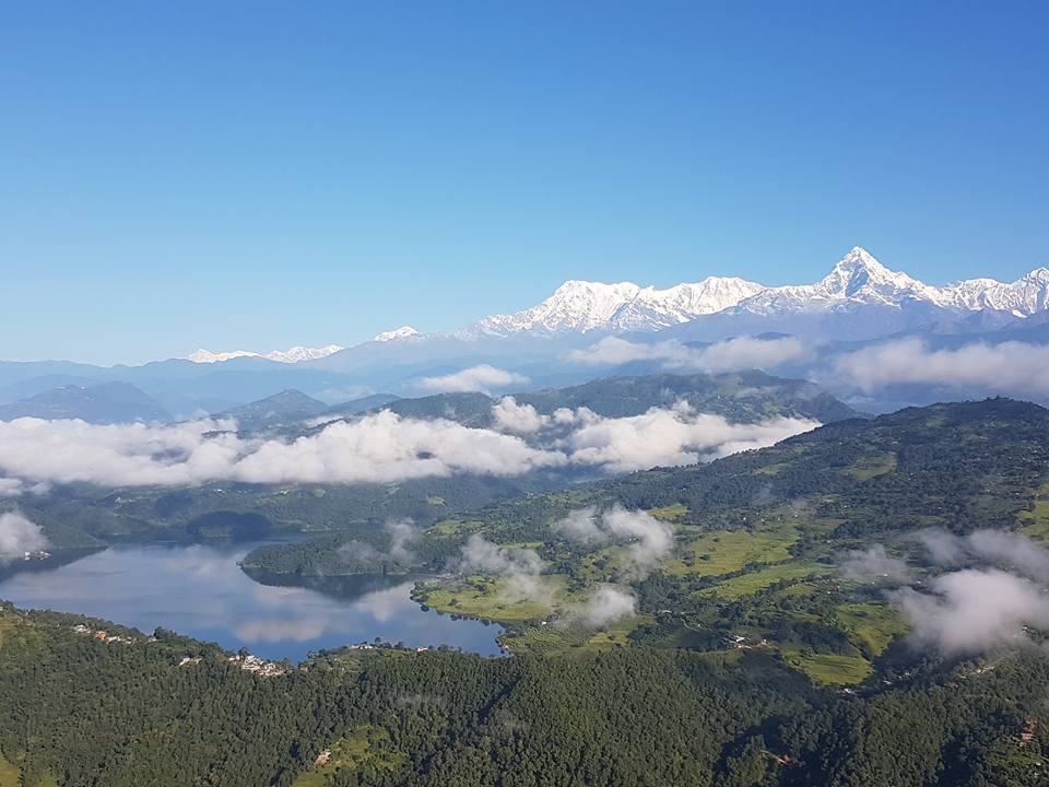 १६ फोटोमा हेर्नुस्, बादलको समुद्र र तालको कोलाज