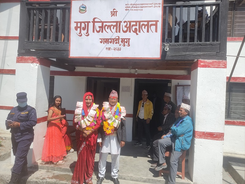 मुगुमा पहिलो ‘कोर्ट म्यारिज’ : ७० वर्षिय प्यारीलाल र ४२ वर्षीया जानकीले अदालतमा कसे लगनगाँठो