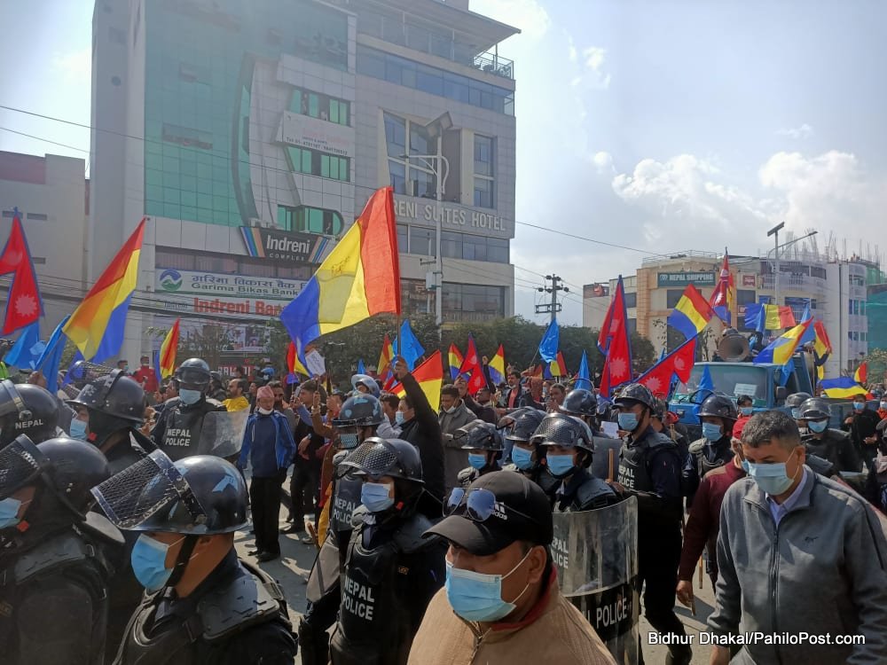'राजतन्त्र जिन्दावाद' भन्दै राप्रपाका कार्यकर्ता पनि बानेश्वरमा, प्रहरी घेरा तोड्दै देउवा, प्रचण्ड र नेपालविरुद्ध नारा