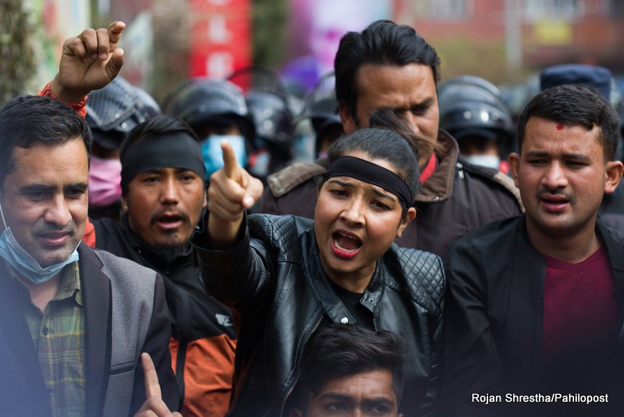 आयल निगम अगाडि अनेरास्वियुको धर्ना, प्रधानमन्त्री ओलीविरुद्ध चर्का नारा