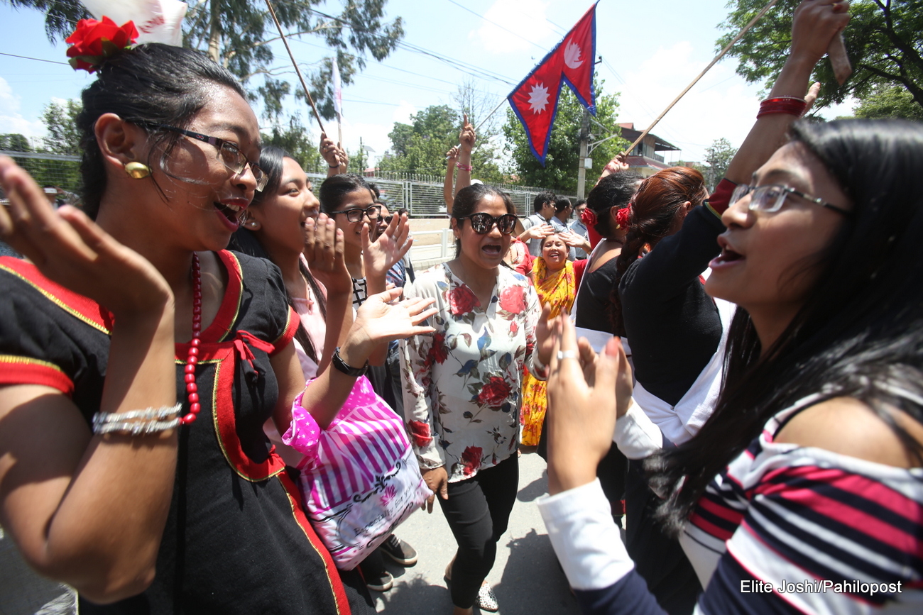 फोटोमा हेर्नुस् काठमाडौँमा एकै साथ तीन वडाको विजय जुलुस : दुई एमाले, एक कांग्रेसको भागमा