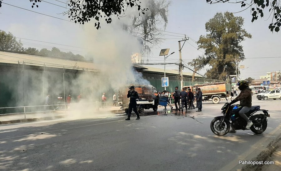 उप राष्ट्रपतिको कार्यालय अगाडि हुर्हुरी दन्कियो टेम्पो