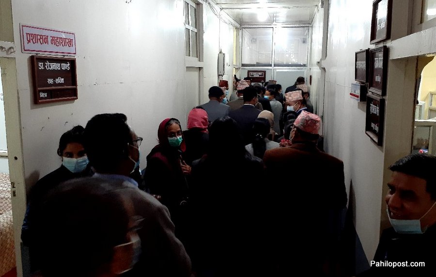 प्रचण्ड संसदीय दलको नेता चयन भएको पत्र लिएर प्रचण्ड-नेपाल समूह पुग्यो संसदका महासचिवको कार्यालय