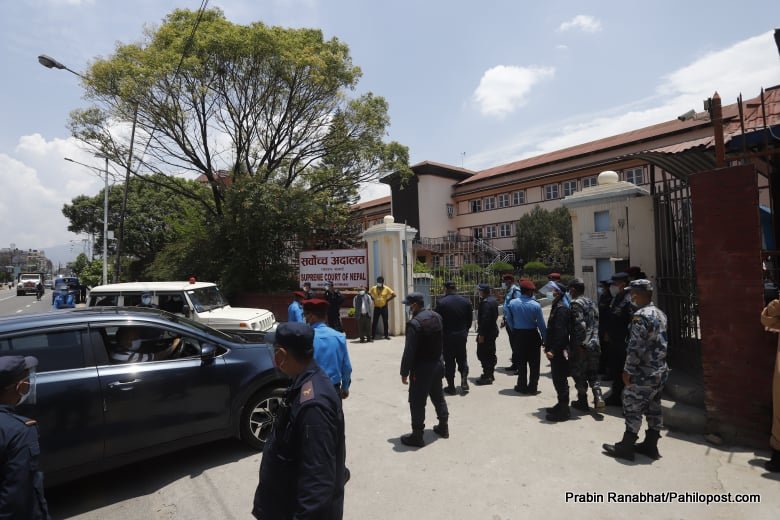 पाँच-पाँच जनाको समूहमा अदालत पुग्दै विपक्षी गठबन्धनका सांसदहरु