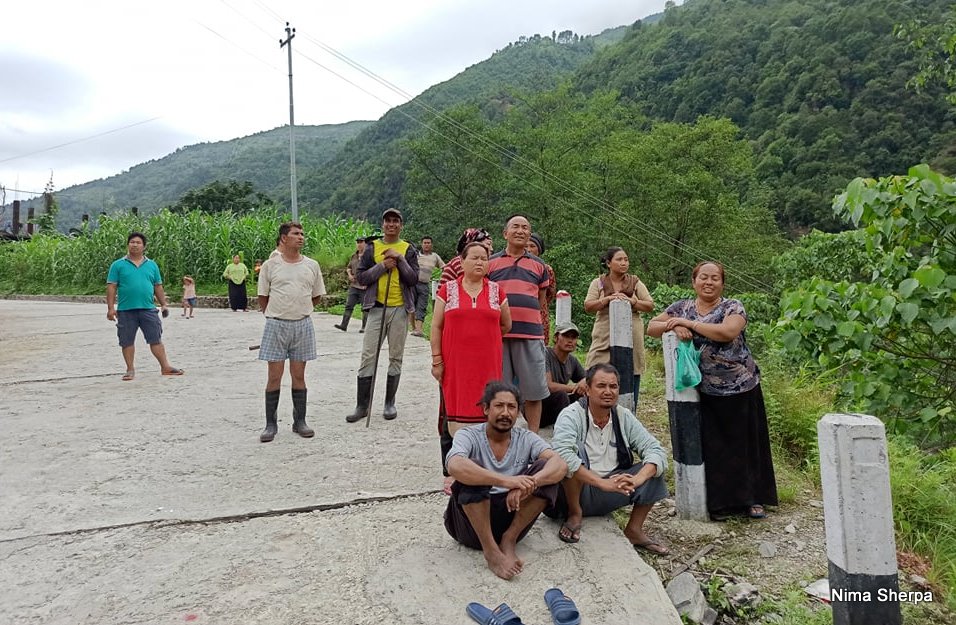 हेलम्बुका बाढी पीडितको गुहार : खाद्यान्न ल्याइदेउ सरकार, बरु किनेरै खाउँला