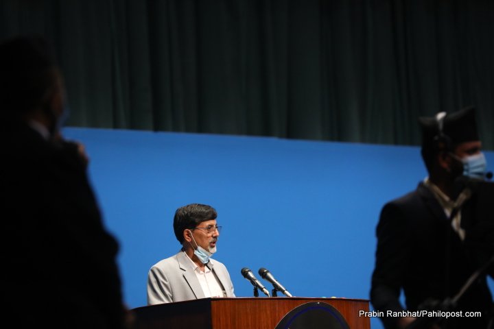 अर्थमन्त्री शर्माको 'र्‍यापिड फायर' शैलीमा प्रतिस्थापन बजेट भाषण, त्यसलाई रोक्न एमाले सांसदको 'न्वारनदेखिको बल'