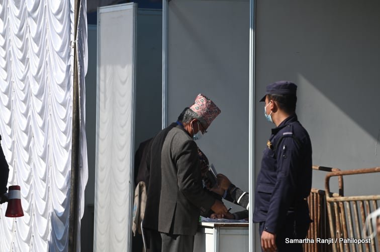 नेपाली कांग्रेसको नयाँ नेतृत्व चयनका लागि साढे ३ घण्टा ढिलो गरी सुरु भयो मतदान