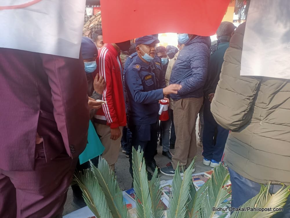 भरियो प्रतिष्ठानको हल, प्रहरीको माइकिङ : तपाईँहरुकै कार्यक्रम हो, चौरमा गएर हेर्नुस्