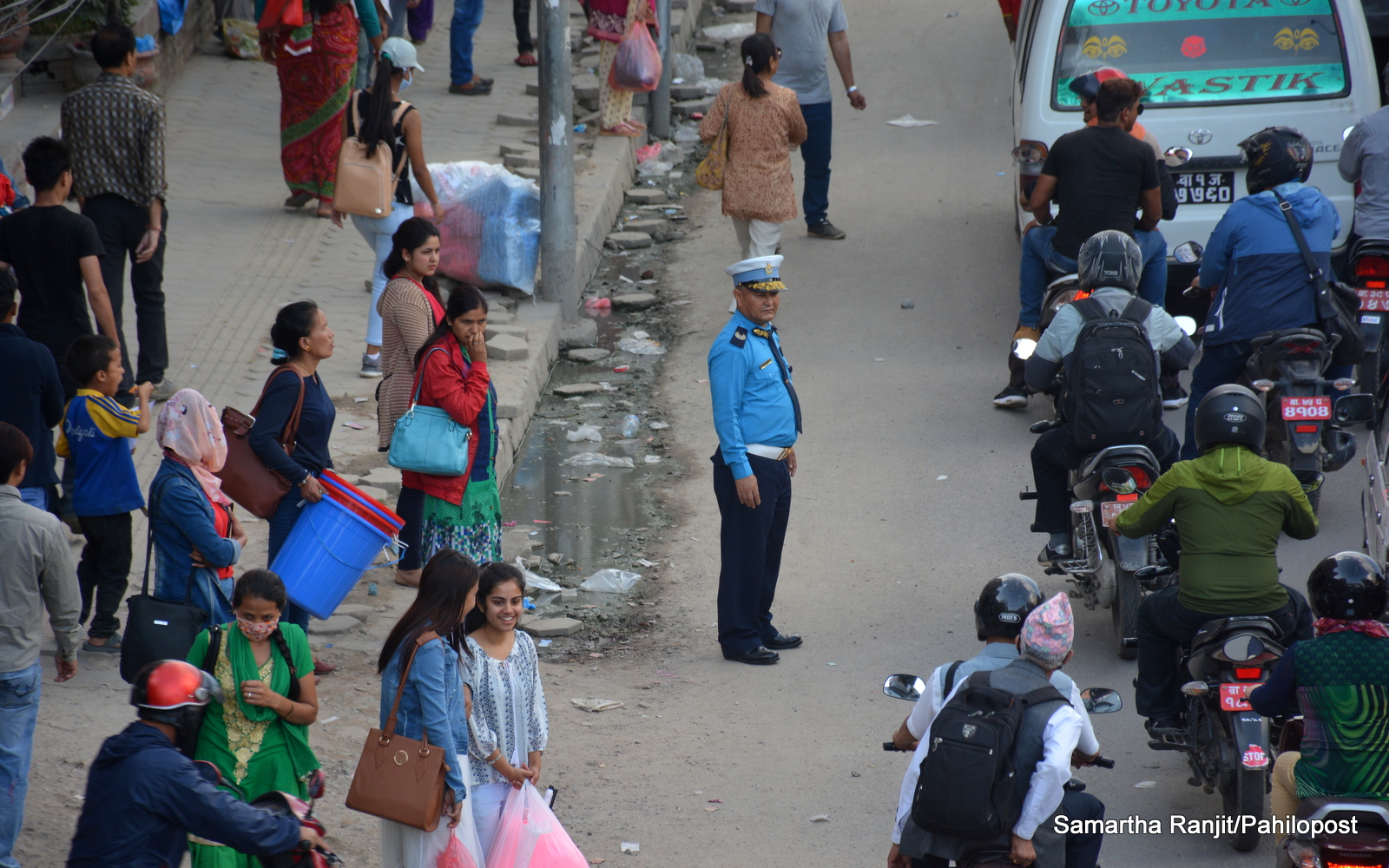 ट्राफिक नियम सिकाउँदै डिआइजी लामा सडकमा 