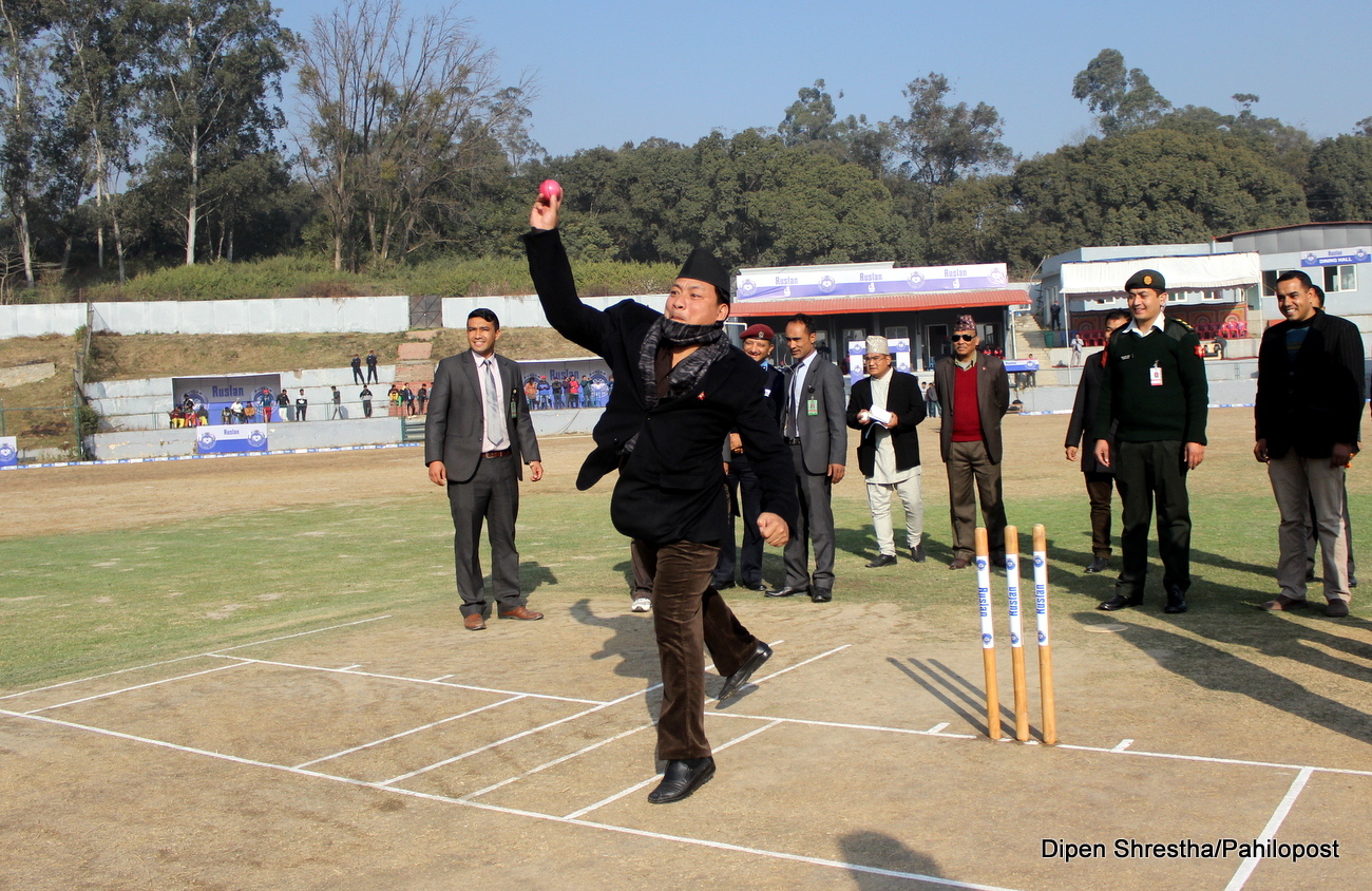 कीर्तिपुर क्रिकेट मैदानमा उपराष्ट्रपति नन्दबहादुर पुनको बलिङ, १२ फोटोमा