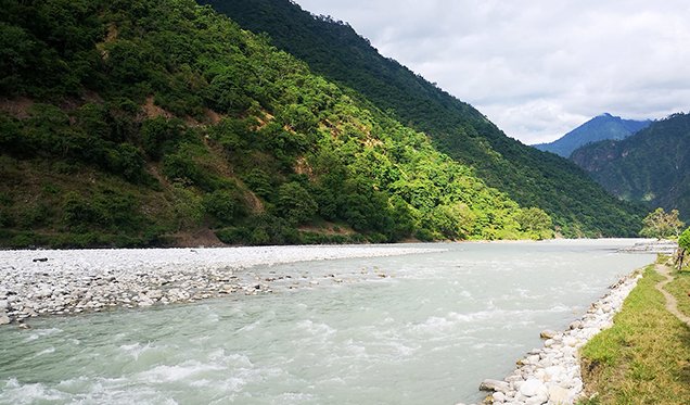 नदी किनारामा लुगा, पर्स, घडी फुकालेर एक जोडी बेपत्ता !