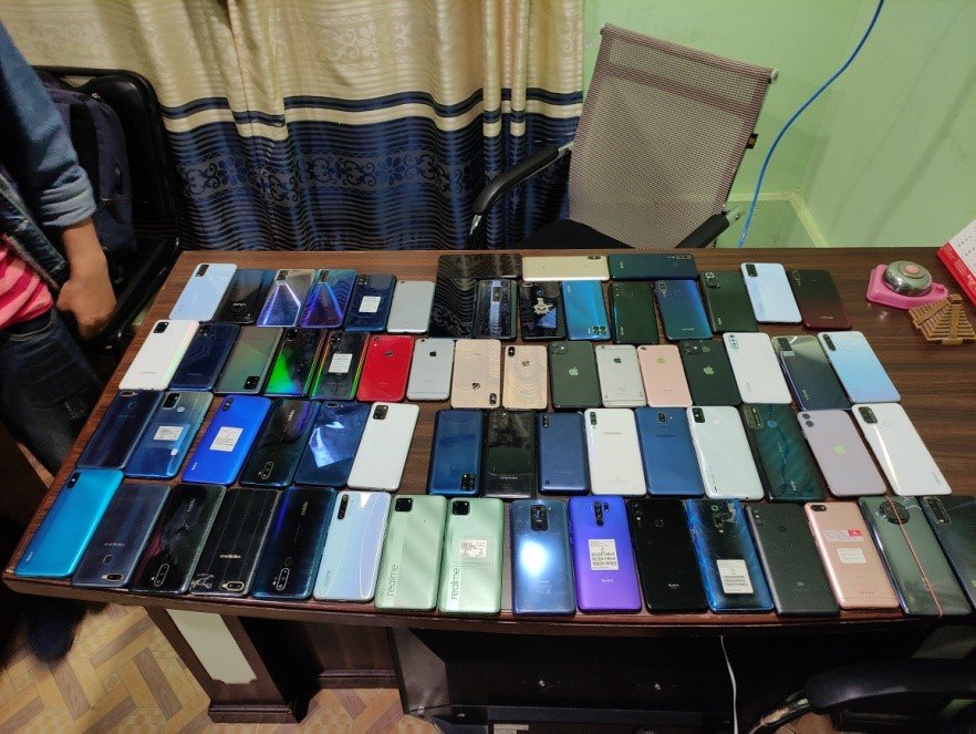 आठ आइफोन सहित ६१ स्मार्ट फोन जफत, दुई जना पक्राउ, भन्सार छलेर गरेका थिए चोरी पैठारी