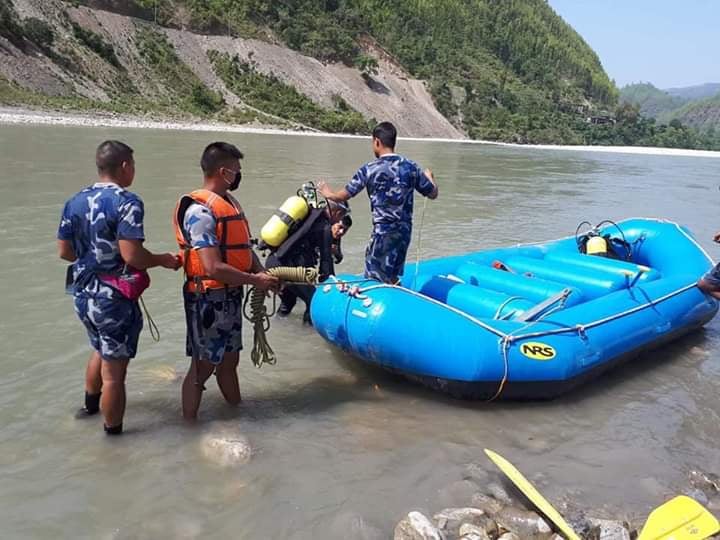 कर्णाली नदीमा डुंगा दुर्घटना : मृत्यु भएका एक जनाको सनाखत, बेपत्ताको खोजीकार्य जारी