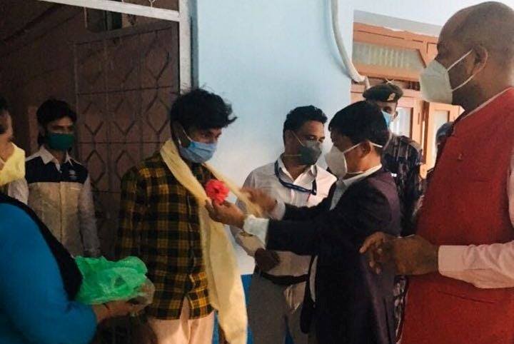 संक्रमणमुक्त भएका २५ जनालाई बिदाइ गर्न अस्पताल पुगे प्रदेशका मन्त्री