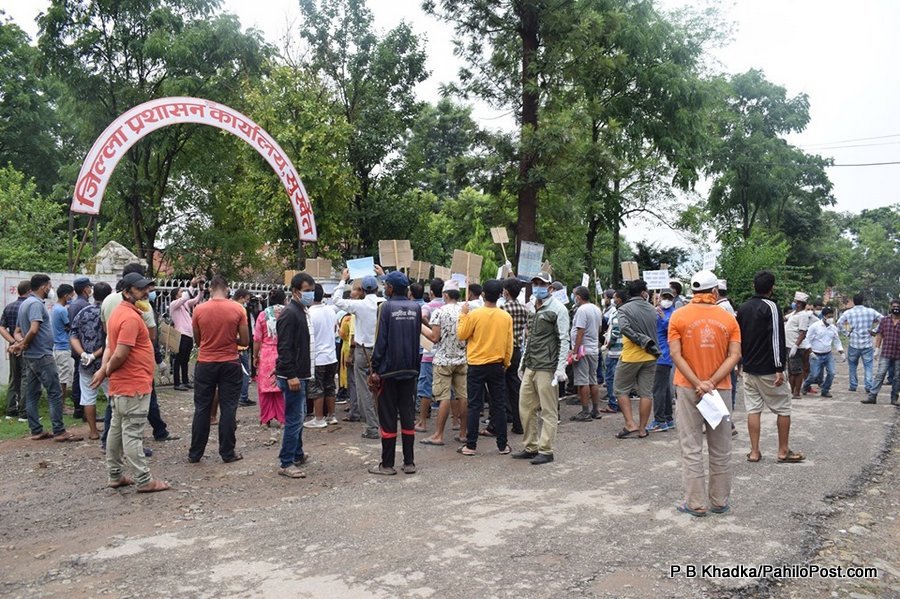 सुर्खेतका व्यवसायीले लत्याए लकडाउन, उत्रिए आन्दोलनमा