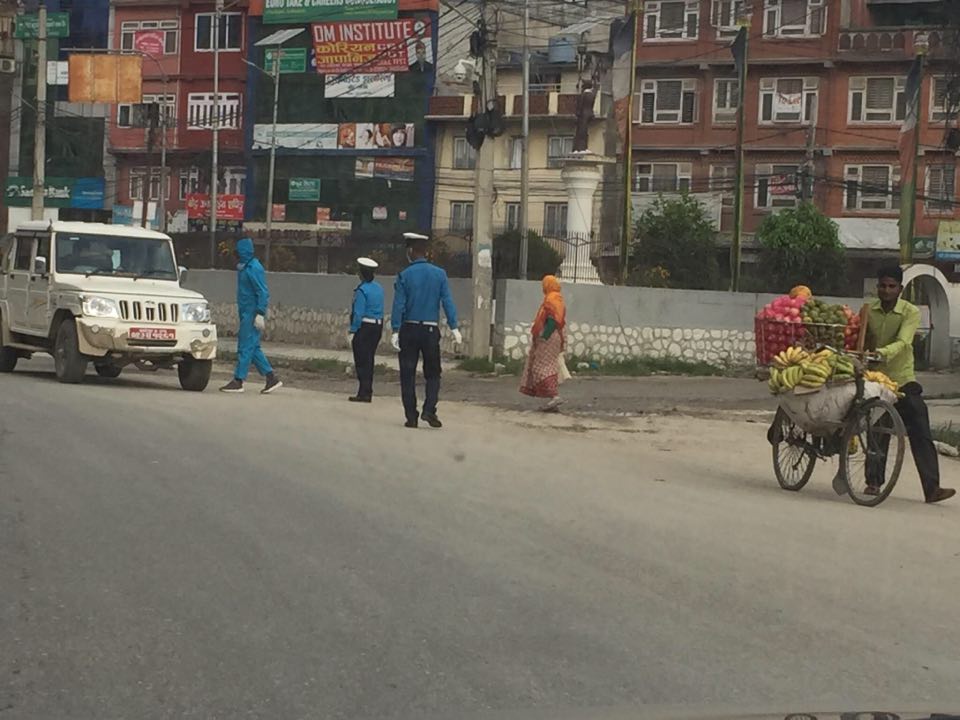 लकडाउन उल्लङ्घन गर्दै पसल खुल्न थालेपछि प्रहरी पुनः सक्रिय, पसल बन्द गराउँदै हिड्न थाले सुरक्षाकर्मी