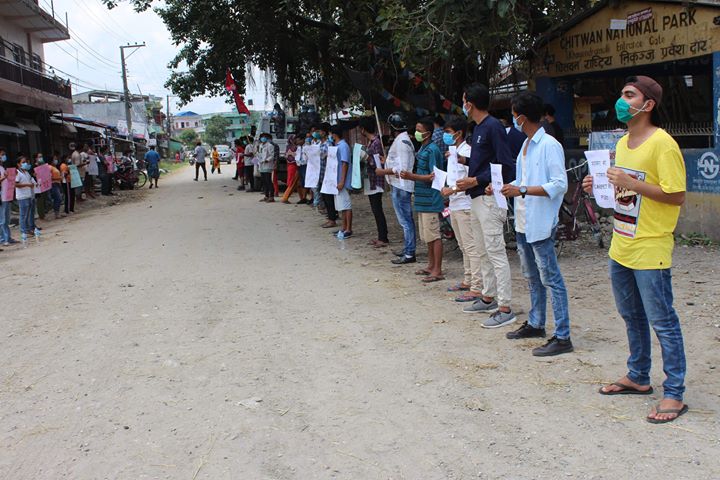 कोरोना रोकथाममा सरकारले लापर्बाही गरेको भन्दै प्रदर्शनमा उत्रिए युवा