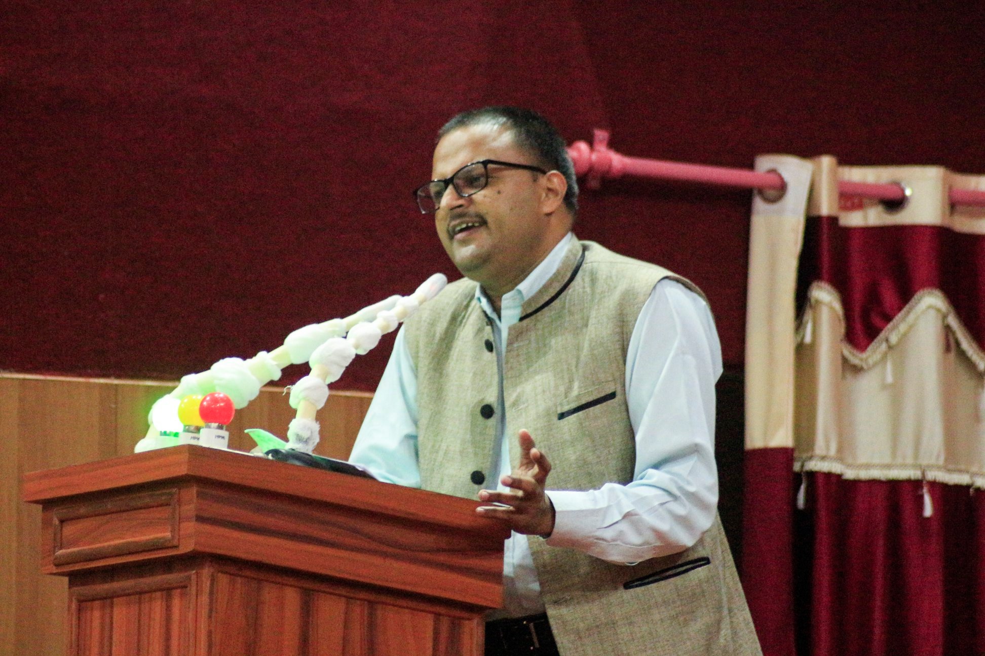 कर्णाली प्रदेश : एमाले प्रवेश गरेका माओवादी केन्द्रबाट निर्वाचित सांसद रेग्मी पदमुक्त