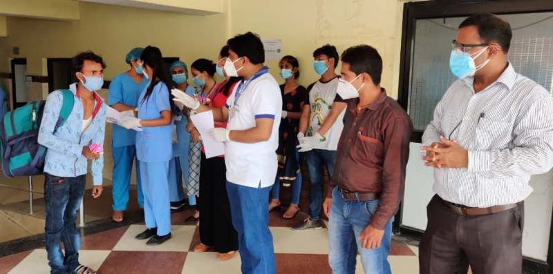 गण्डक अस्पतालबाट आठ जना कोरोना जितेर फर्किए घर