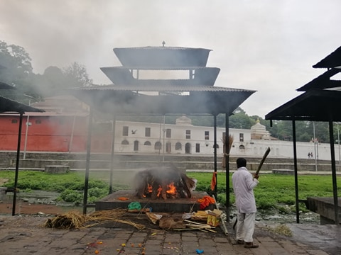 परिवारको आग्रहपछि कोरोना रिपोर्ट नआउँदै क्वारेन्टाइनका भान्सेको गरियो दाहसंस्कार