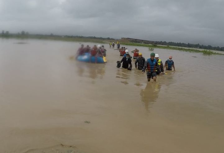 राप्ती नदिको टापुमा फसेका चार जनाको १९ घण्टापछि सशस्त्र प्रहरीले गर्‍यो उद्धार