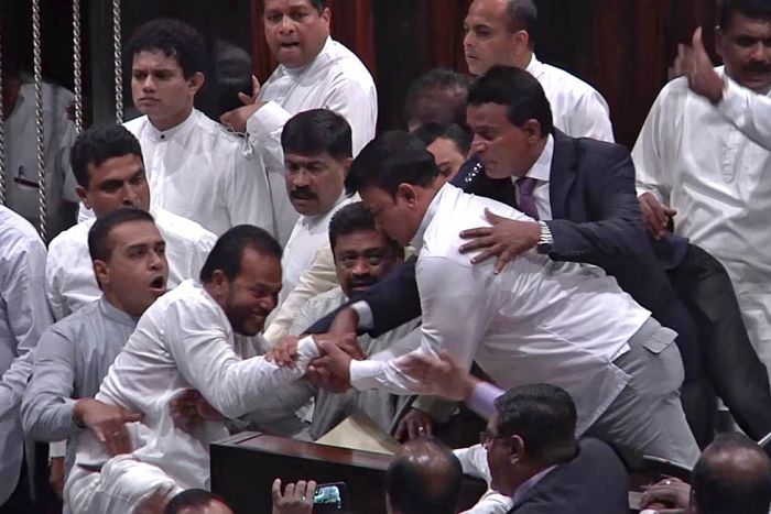 श्रीलंका संकट : संसदमा सरकार र विपक्षी सांसदबीच झडप, घाइते सांसद अस्पताल भर्ना