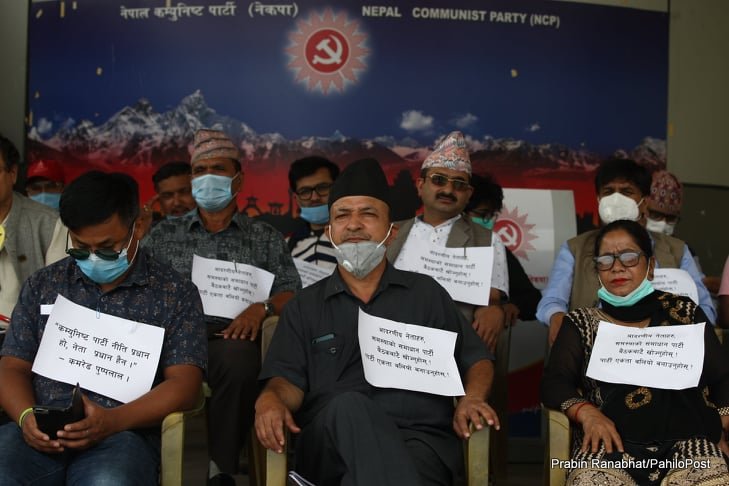 ओली - प्रचण्ड वार्तामा, केन्द्रीय सदस्यहरु धर्नामा, 'पार्टी नीति प्रधान हो, नेता प्रधान हैन'
