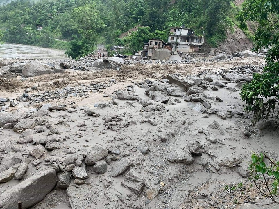 सडक अवरुद्ध, हेलिकप्टरबाट उद्धार थालिँदै