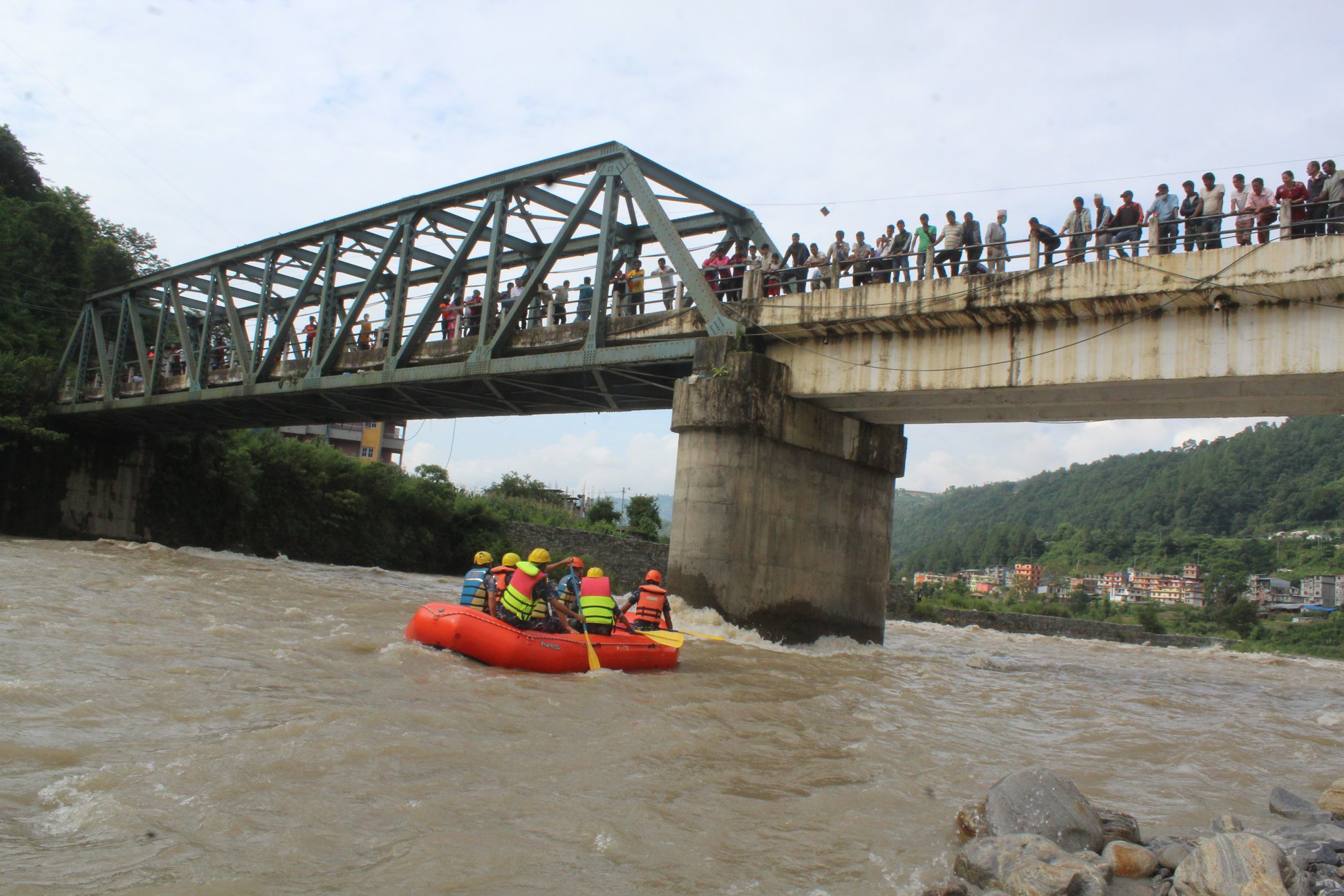बेपत्ता खोज्न गएको गोताखोरको डुंगा मेलम्ची खोलामा पल्टियो, रेस्क्युमा जुटेको टोलीका सबै सकुशल