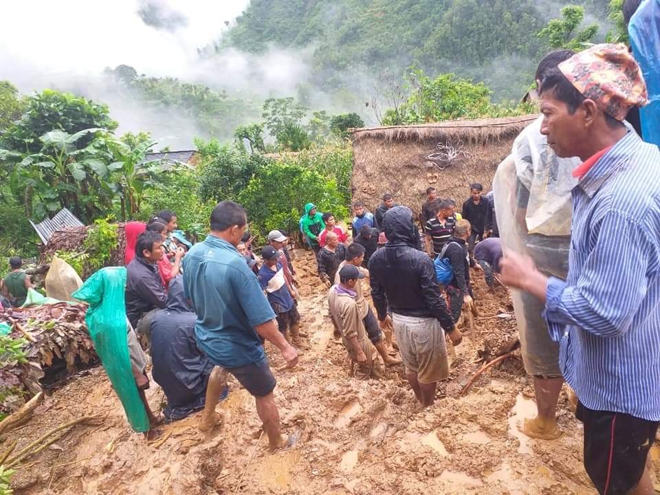 तनहुँका विभिन्न ठाउँमा पहिरोमा पुरिएका दश जनाको शव भेटियो