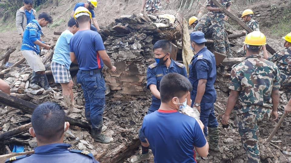 हजुरबाबाको घरमा सुत्न आएका तीनजना किशोरको पहिरोले पुर्दा मृत्यु