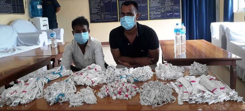 भारतबाट अवैध रुपमा ल्याइएको २५ किलो चाँदीका गहनासहित २ जना पक्राउ