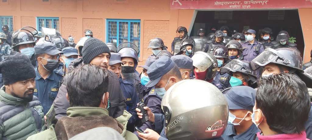 कञ्चनपुरमा नेकपाको पार्टी कार्यालयमै झडप, डीएसपीको कमाण्डमा सुरक्षाकर्मी परिचालन