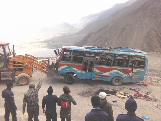 कागबेनी बस दुर्घटनाका घाइतेहरुलाई उपचारका लागि लगियो काठमाडौं   
