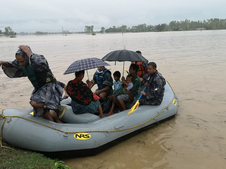 डुबानमा परेकाको उद्धार गर्दै सशस्त्र प्रहरी