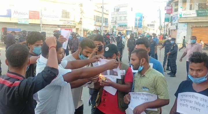 गृहमन्त्री थापाको तस्विर जलाउने दुई युवक पक्राउ, पत्रकारमाथि कुटपिट गर्ने प्रहरीलाई कारवाहीको माग