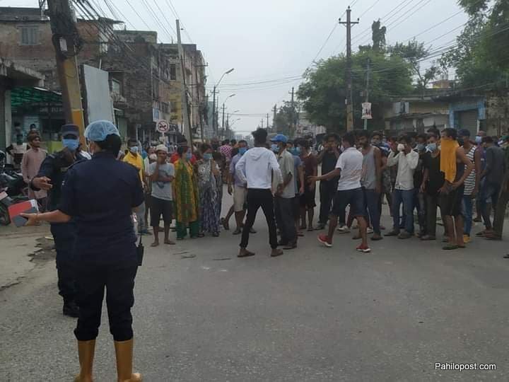 अस्पतालले भर्ना नलिएपछि महिलाको मृत्यु भएको भन्दै आफन्तहरु प्रदर्शनमा