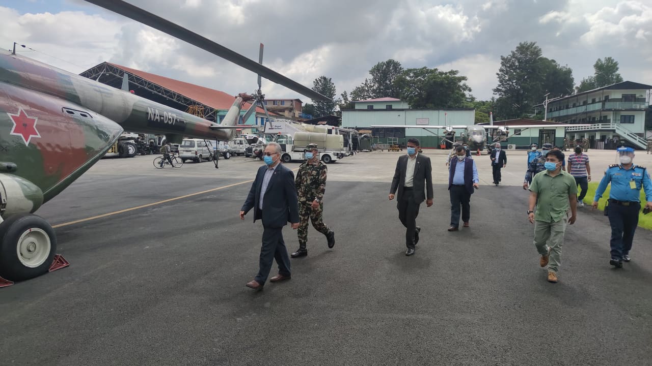 गृहमन्त्री थापा सेनाको हेलिकष्टरबाट सिन्धुपाल्चोक जाँदै